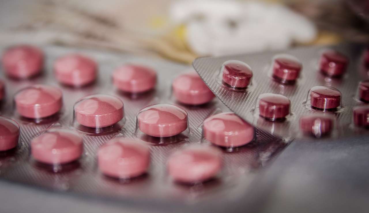 Cientistas analisam medicamentos para frear envelhecimento dos ossos e músculos de pessoas com HIV