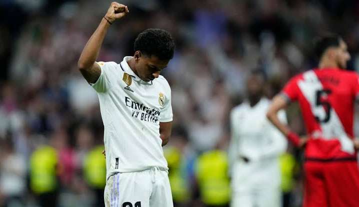 Rodrygo dá apoio a Vini Júnior em comemoração