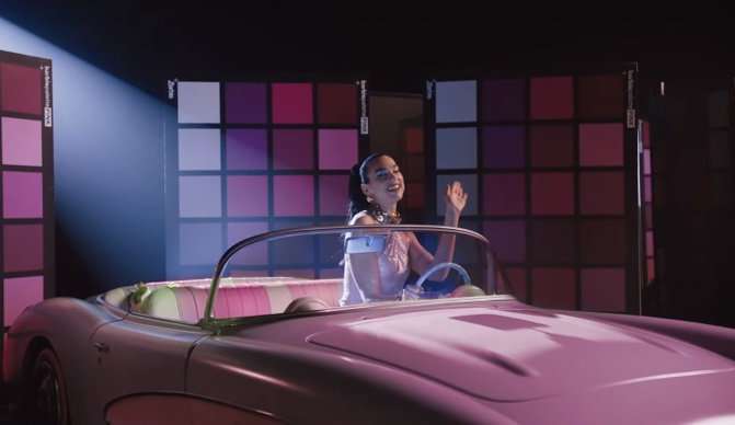 Dua Lipa surge em carro rosa em videoclipe da trilha de Barbie com “Dance The Night”
