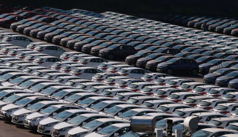 Entenda a estratégia do governo para diminuir o preço dos carros populares