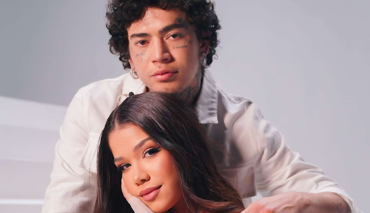 Tília e Whindersson Nunes lançam versão ao vivo do sucesso “Some”