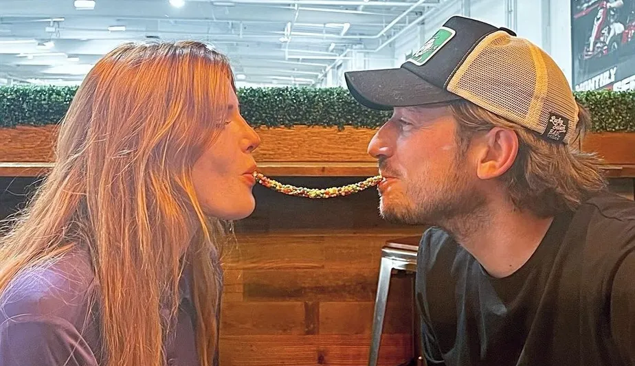 Bella Thorne anuncia que está noiva pela segunda vez