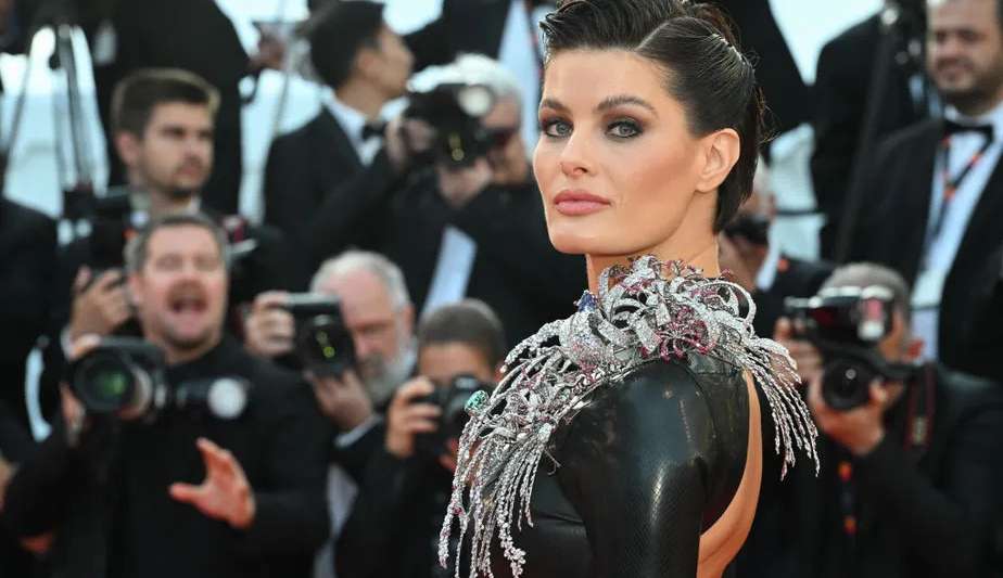Isabeli Fontana exibe joia em tapete vermelho de Cannes
