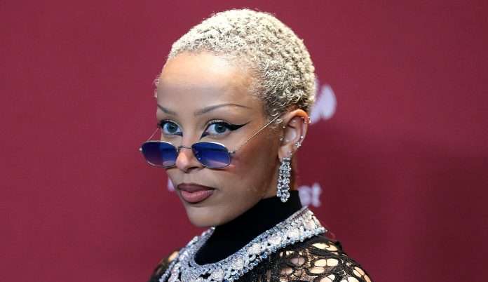 Doja Cat revela que muda nome de seu novo álbum com frequência devido ao seu TDAH