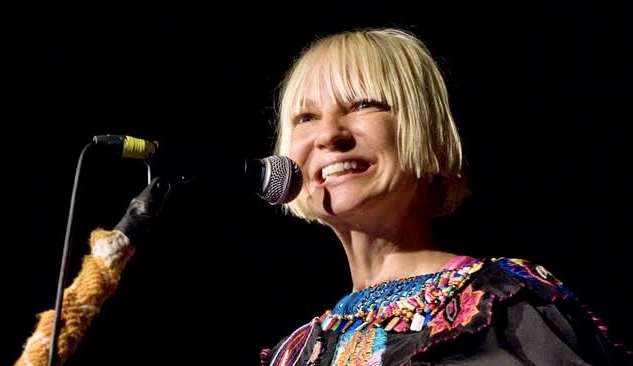 Cantora Sia revela diagnóstico tardio de autismo