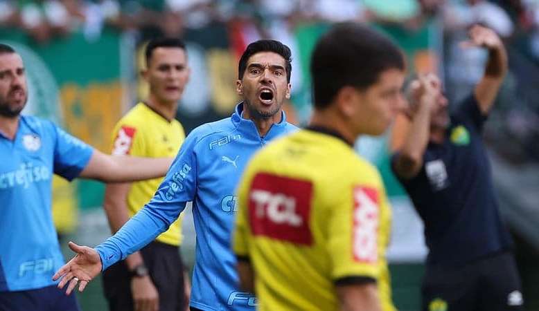 Técnico do Palmeiras, Abel Ferreira, é expulso por reclamação
