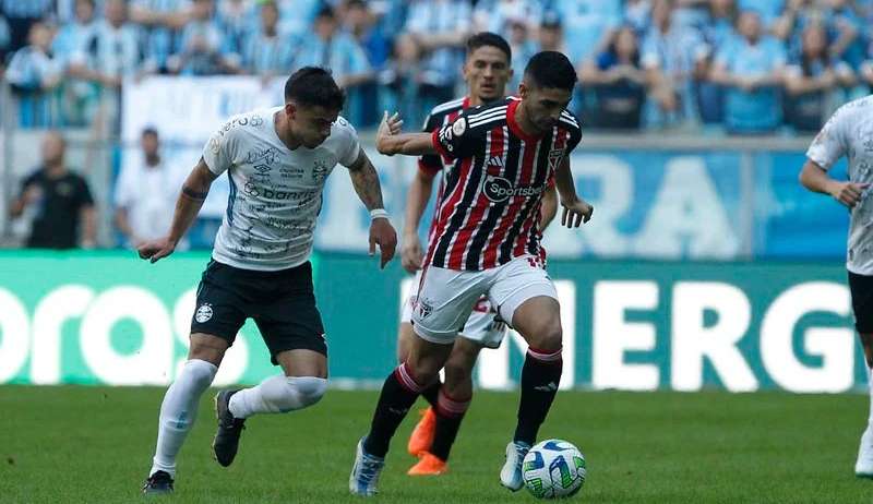Grêmio vence o São Paulo na Arena e entra no G4