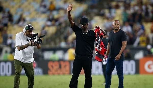 Vinícius Junior vai ao Maracanã e recebe carinho de Vasco e Flamengo