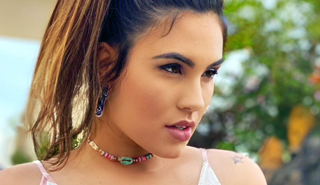 Cantora Duda Duarte retoma a carreira com música “/Tente Mais Uma Vez”/