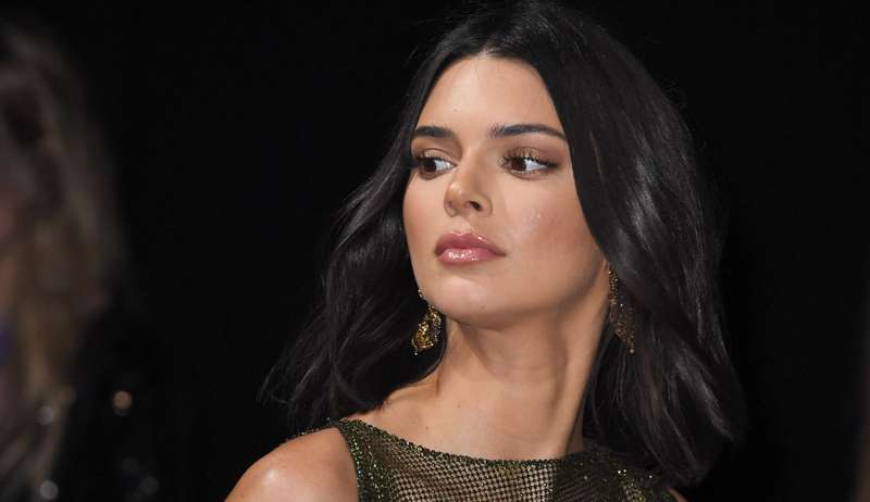 Kendall Jenner quebra barreiras da moda com seus vestidos transparentes
