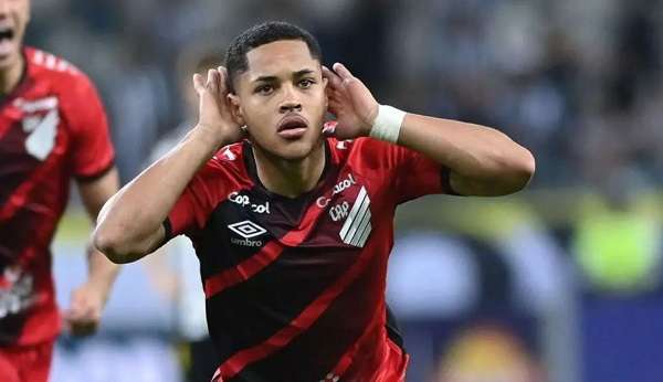 Barcelona segue com interesse em Vitor Roque do Athlético Paranaense