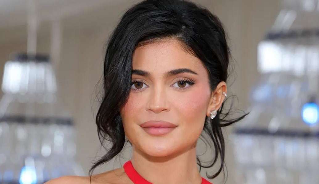 Kylie Jenner mostra tour de mansão nas redes sociais