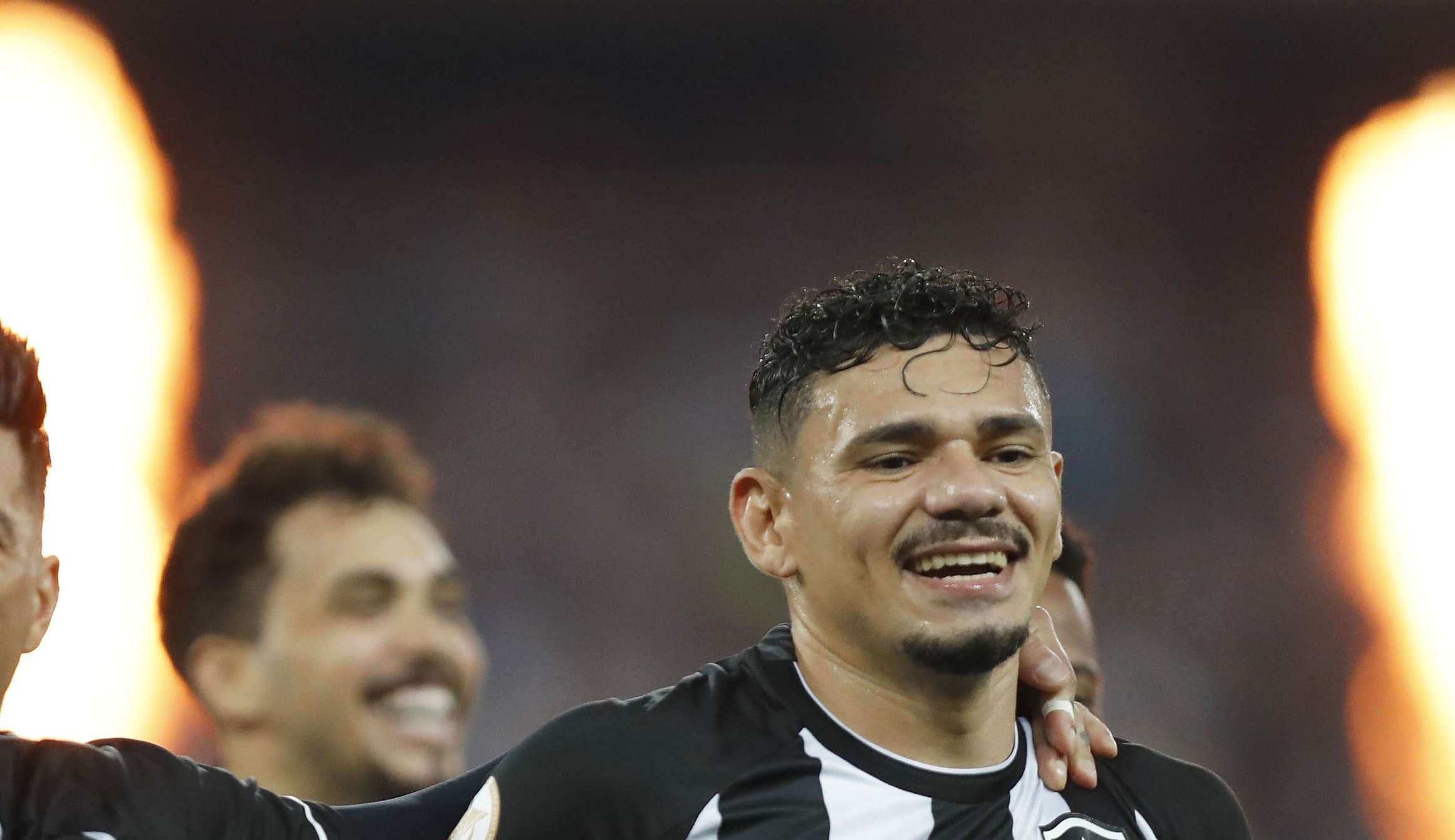Botafogo vence o Fortaleza e mantém liderança do Brasileirão