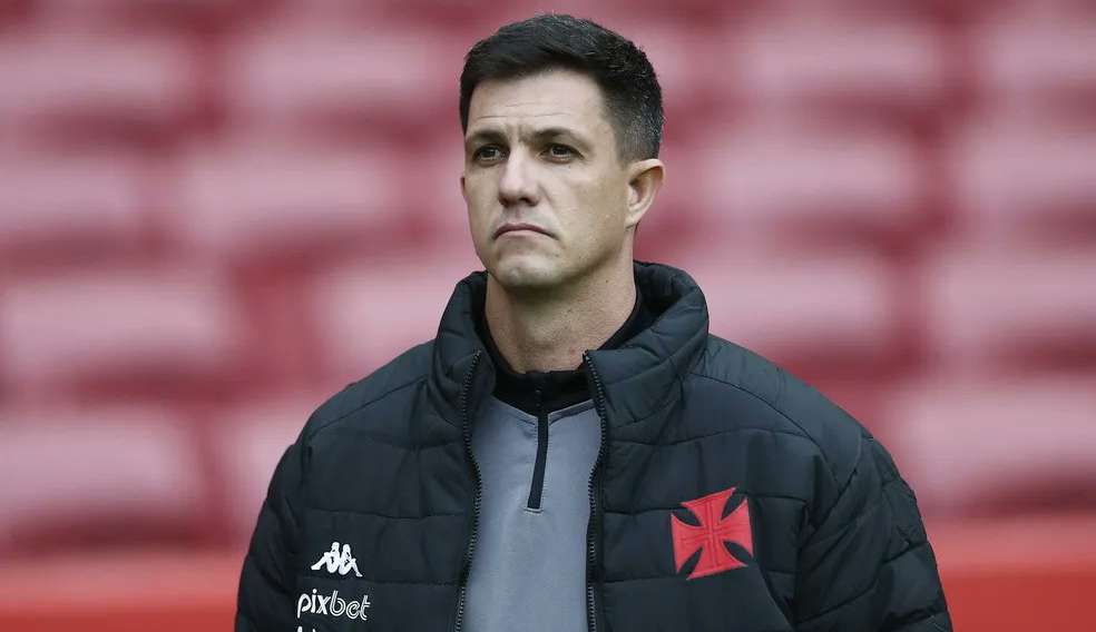 Vasco mantém Barbieri no cargo apesar de quinta derrota seguida