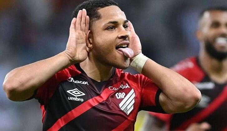 Vitor Roque assina com o Barcelona para a próxima temporada, segundo portal espanhol