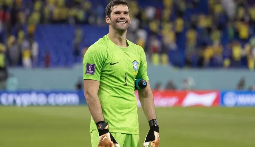 Alisson é eleito melhor jogador da temporada pelo Liverpool