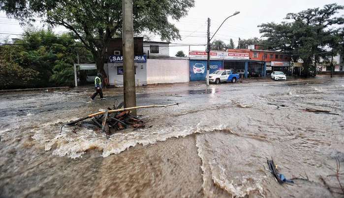 Ciclone no RS causa alagamentos, falta de luz, bloqueio de estradas e cancelamento de voos