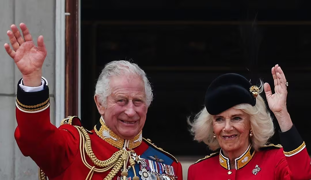 Realeza: Rei Charles III deixa Palácio de Buckingham a cavalo para celebrar aniversário