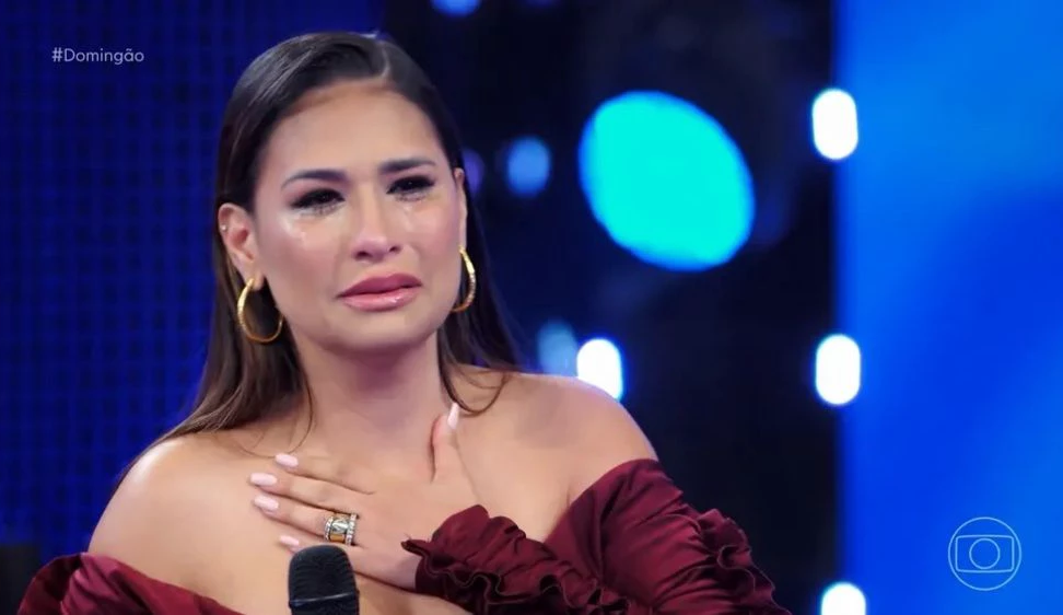 Simone Mendes ganha disco de diamante duplo pelo hit “Erro Gostoso”