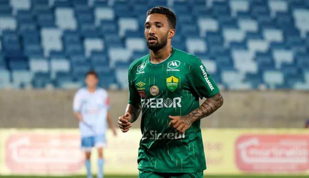 Fluminense paralisa negociações com Clayson em meio a polêmica