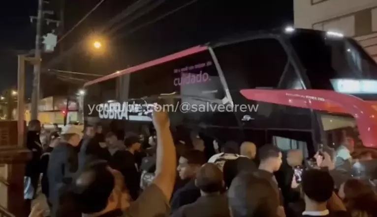 Torcida do Corinthians faz protesto em frente a hotel e jogares voltam para a capital