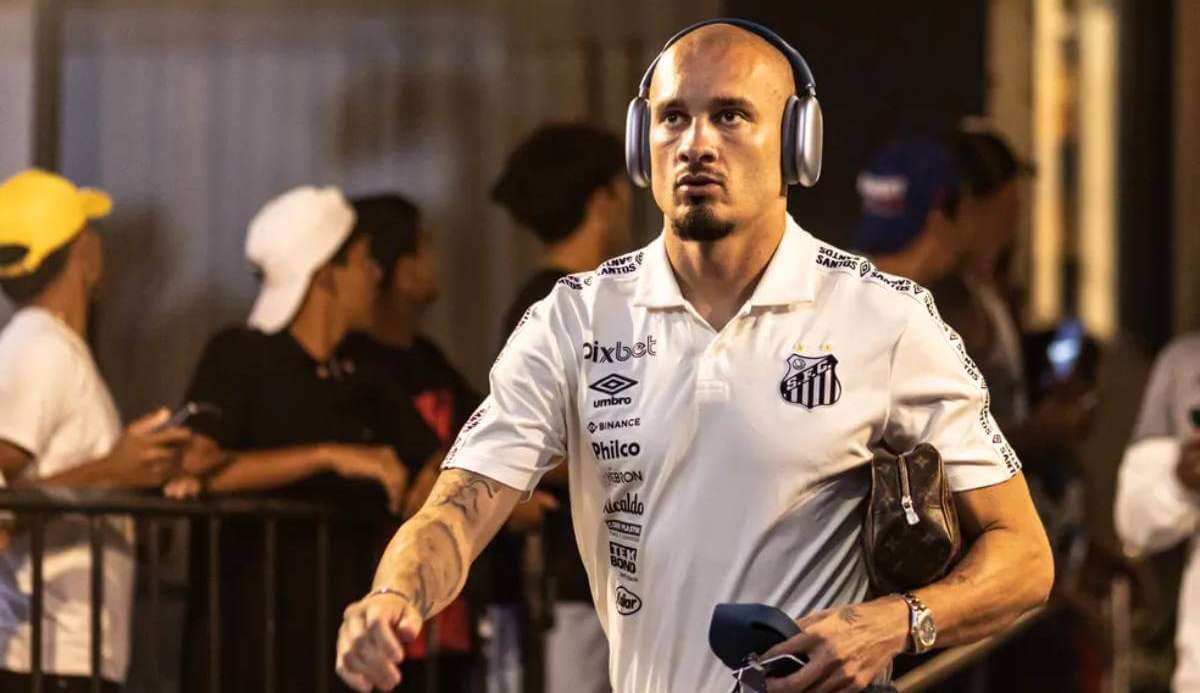 Maicon desembarca no Rio e está próximo de assinar contrato com o Vasco