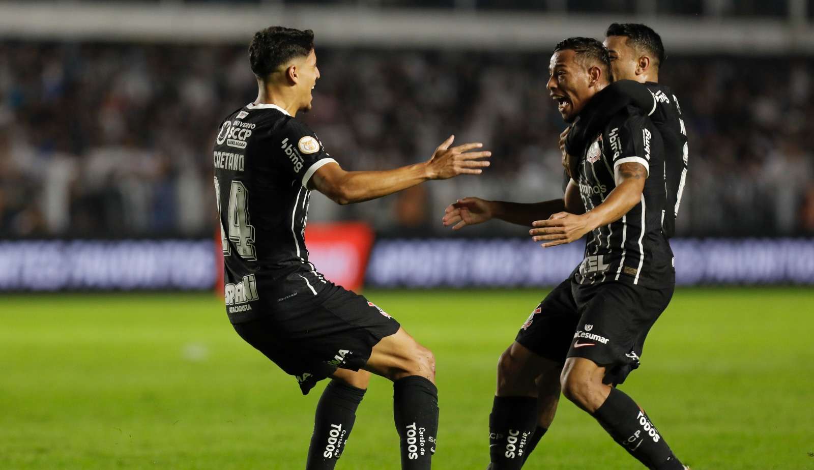 Em clássico dos desesperados, Corinthians vence Santos e coloca rival ainda mais em crise