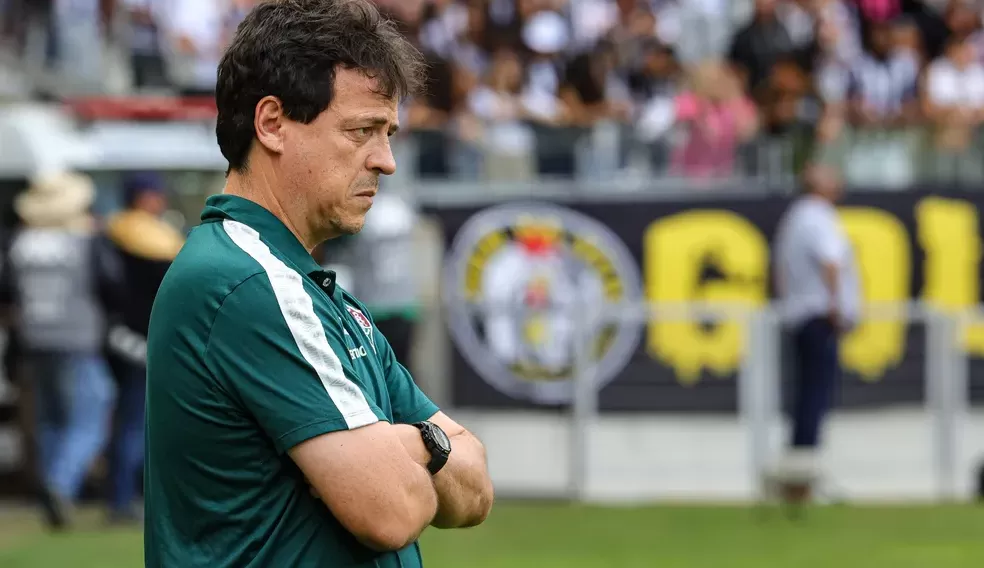 Diniz leva cartão vermelho após reclamações contra o Atlético-MG
