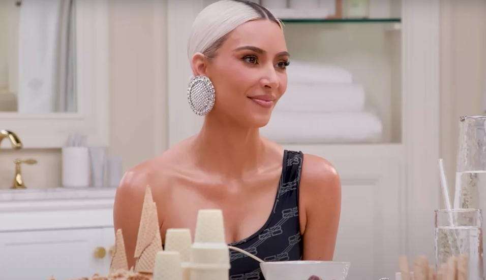 Kim Kardashian faz revelações ousadas em programa de Hailey Bieber