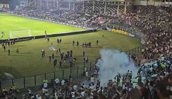 Protestos e bombas marcam o jogo entre Vasco e Goiás