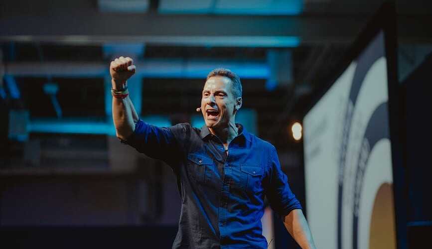 Conheça o famoso influenciador, treinador e palestrante Rodrigo Cardoso