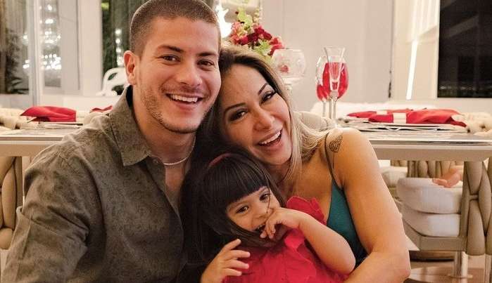 Arthur Aguiar e Maíra Cardi são vistos juntos pela primeira vez após separação