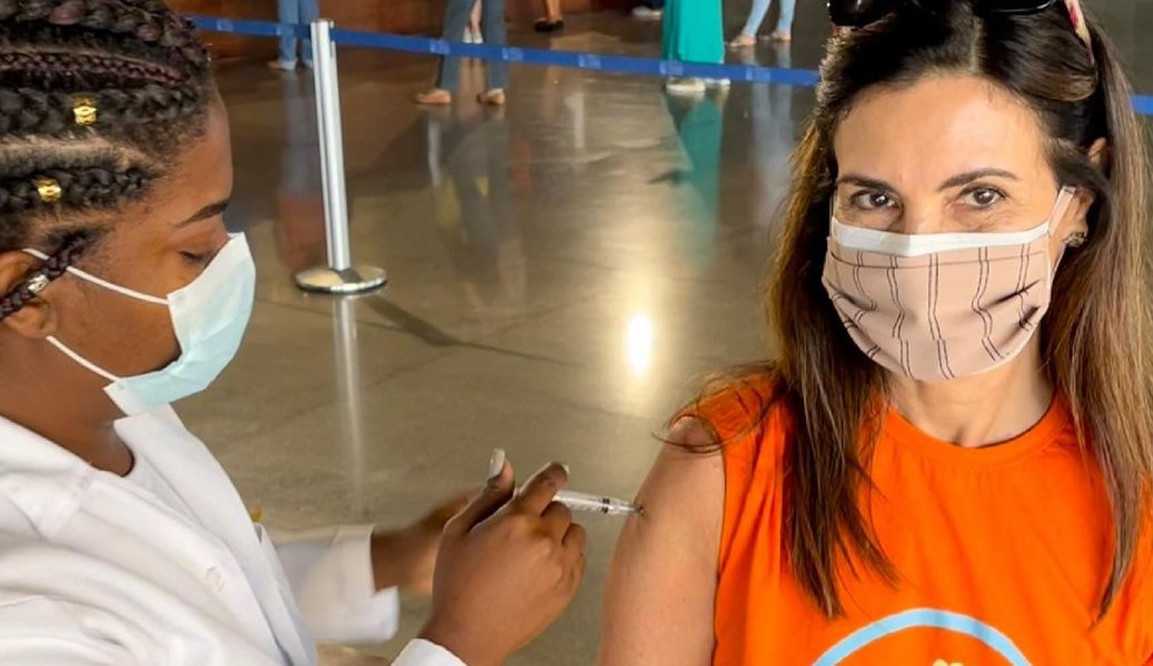Fátima Bernardes se vacina contra a Covid-19: “/Viva a ciência”/