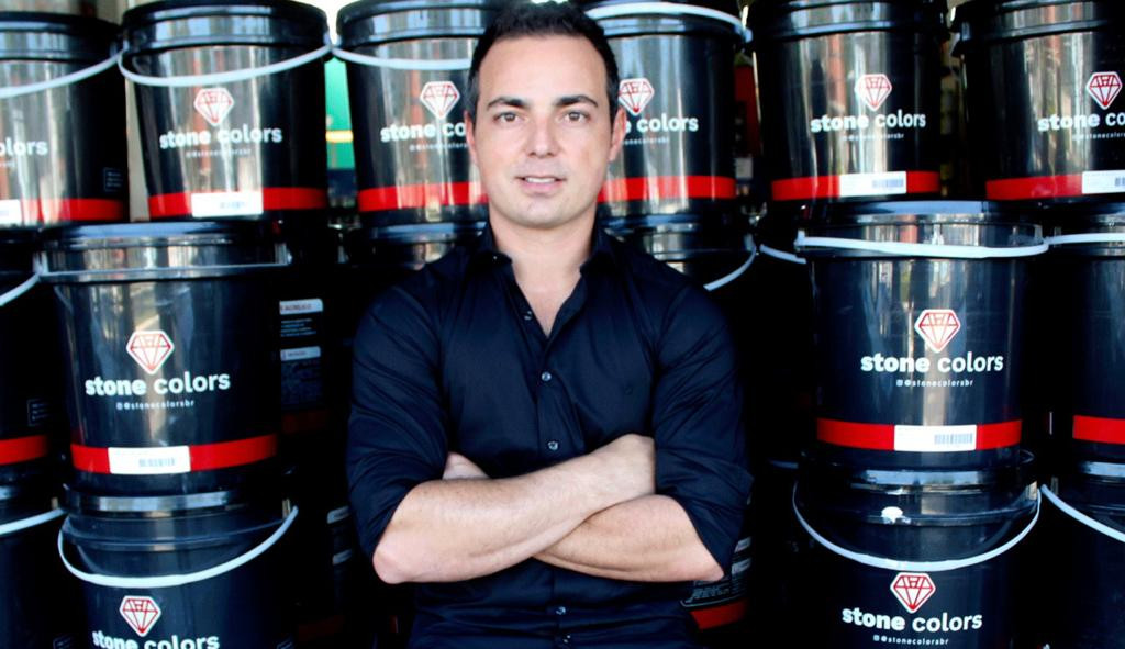 Influenciador Leonardo Arruda é o criador da mais nova febre nas reformas do Brasil: o ‘Cimento Aveludado Perolizado’