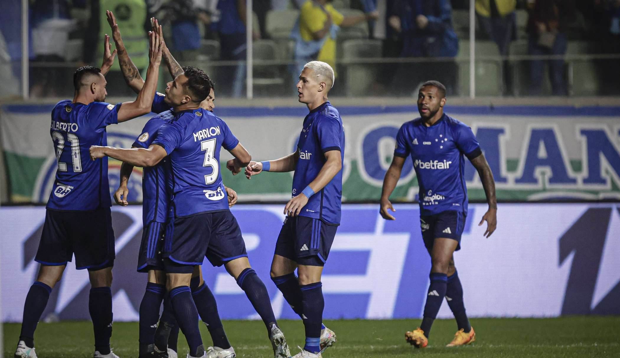 Cruzeiro derrota São Paulo com gol contra e volta a vencer depois de um mês