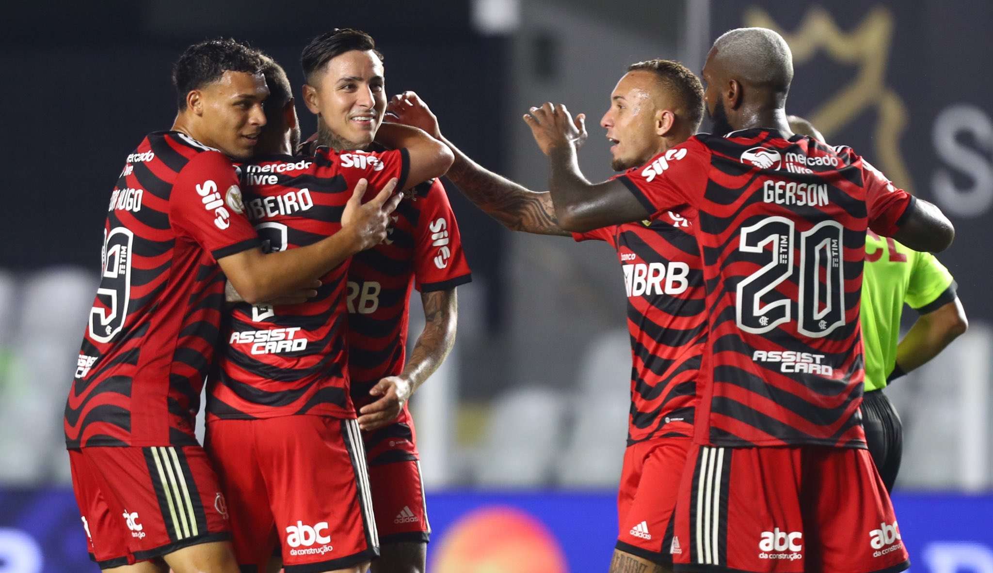 Em jogo sem público, Flamengo bate Santos na Vila Belmiro