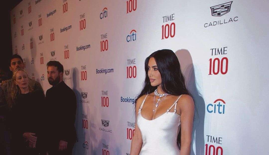 Kim Kardashian é criticada após “furar” greve dos roteiristas