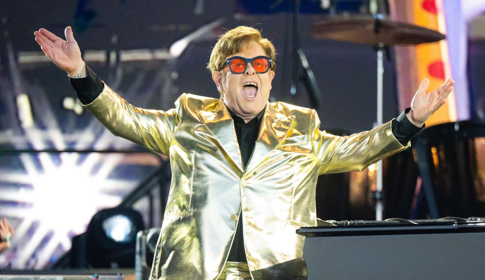 Elton John e Lewis Capaldi se apresentam e comovem fãs no Reino Unido