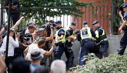 Alcorão é queimado por manifestantes em feriado islâmico na Suécia