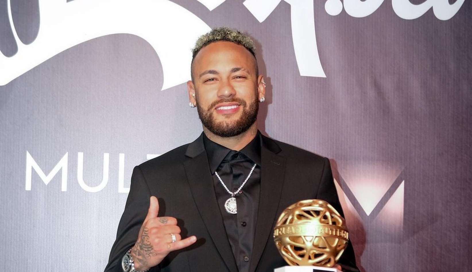 Neymar faz piada com as acusações de infidelidade