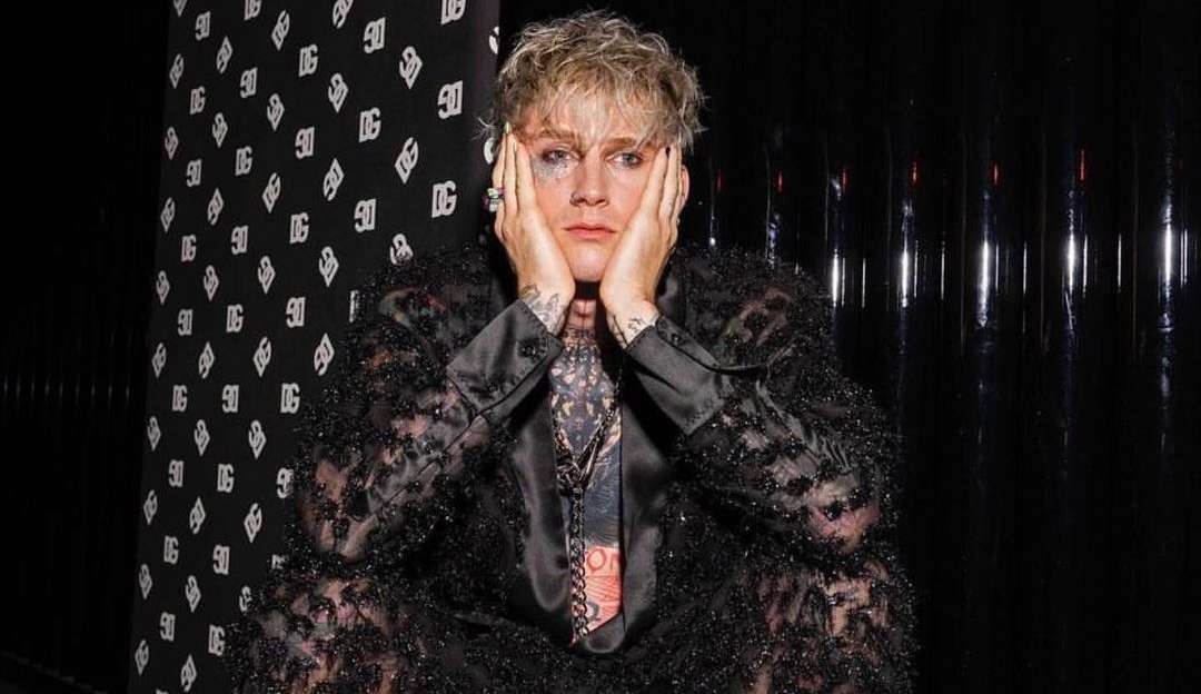 Rapper MGK dá um soco em fã no show
