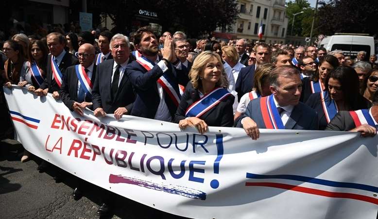Franceses marcham em apoio a prefeito que teve casa atacada