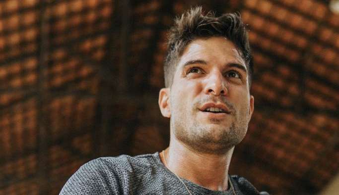 André Martinelli desabafa sobre falta de exercício após cirurgia de hérnia umbilical: “Meditei bastante”
