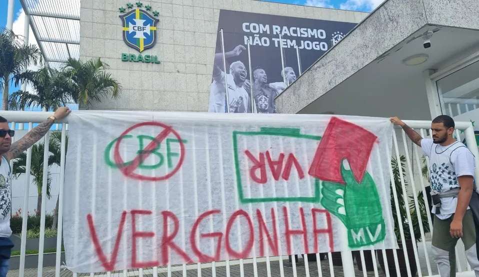 Torcedores do Palmeiras protestam em frente à sede da CBF no Rio