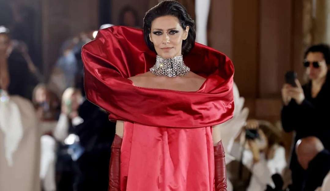 Maria Fernanda Cândido impressiona ao encarnar Maria Callas na Semana de Alta-Costura em Paris