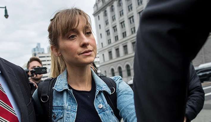 Atriz Alisson Mack, acusada por envolvimento em culto sexual, deixa prisão após dois anos