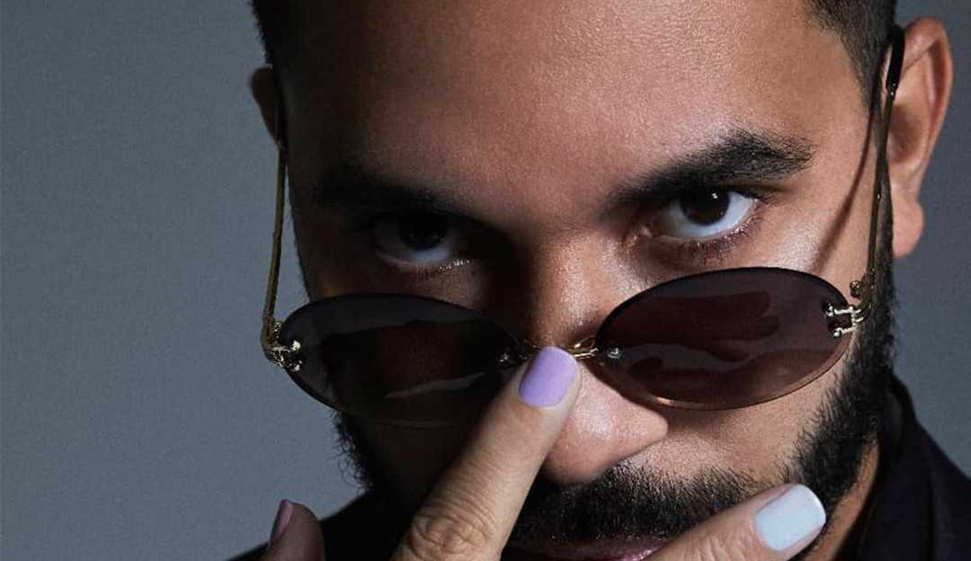 Gil do Vigor posta vídeo recebendo primeiro exemplar de seu livro: ‘Quanta emoção’