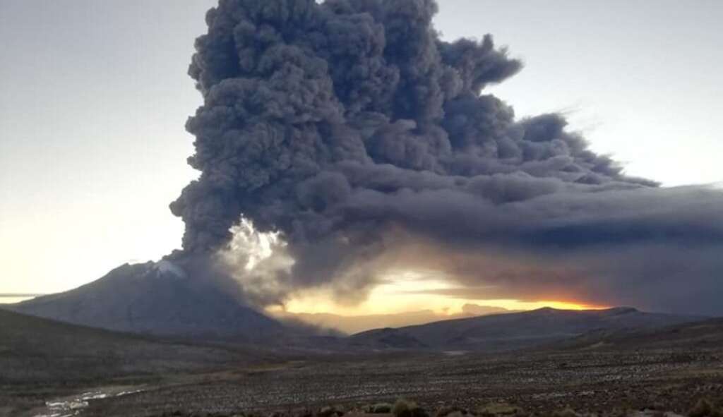 Vulcão entra em erupção no Peru e governo declara estado de emergência
