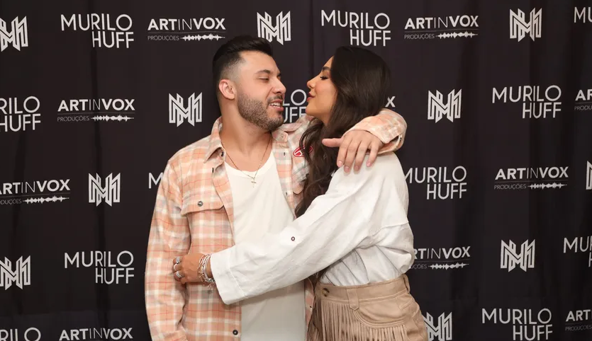 Murilo Huff posa ao lado de namorada e trocam carícias em bastidores de show  