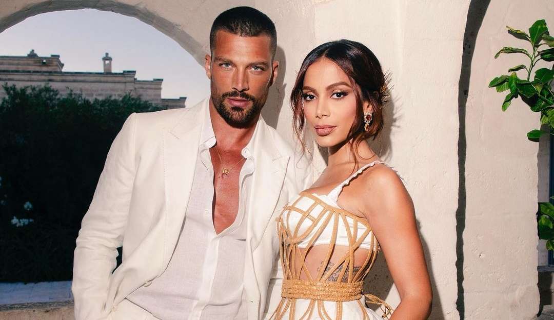 Anitta é flagrada de mãos dadas com suposto affair em evento na Itália